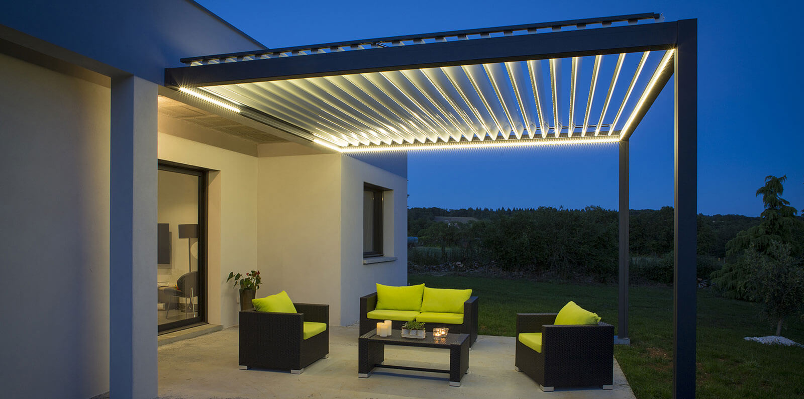 Pergola bioclimatique avec ruban de led